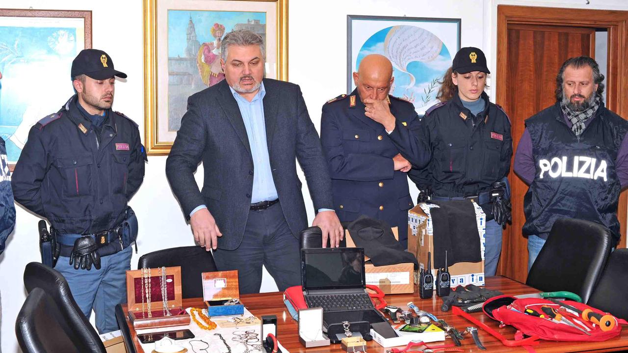La refurtiva e gli arnesi da scasso sequestrati dalla polizia ai quattro arrestati (foto Gori)
