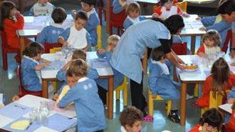 Bambini a una mensa scolastica (foto d'archivio)