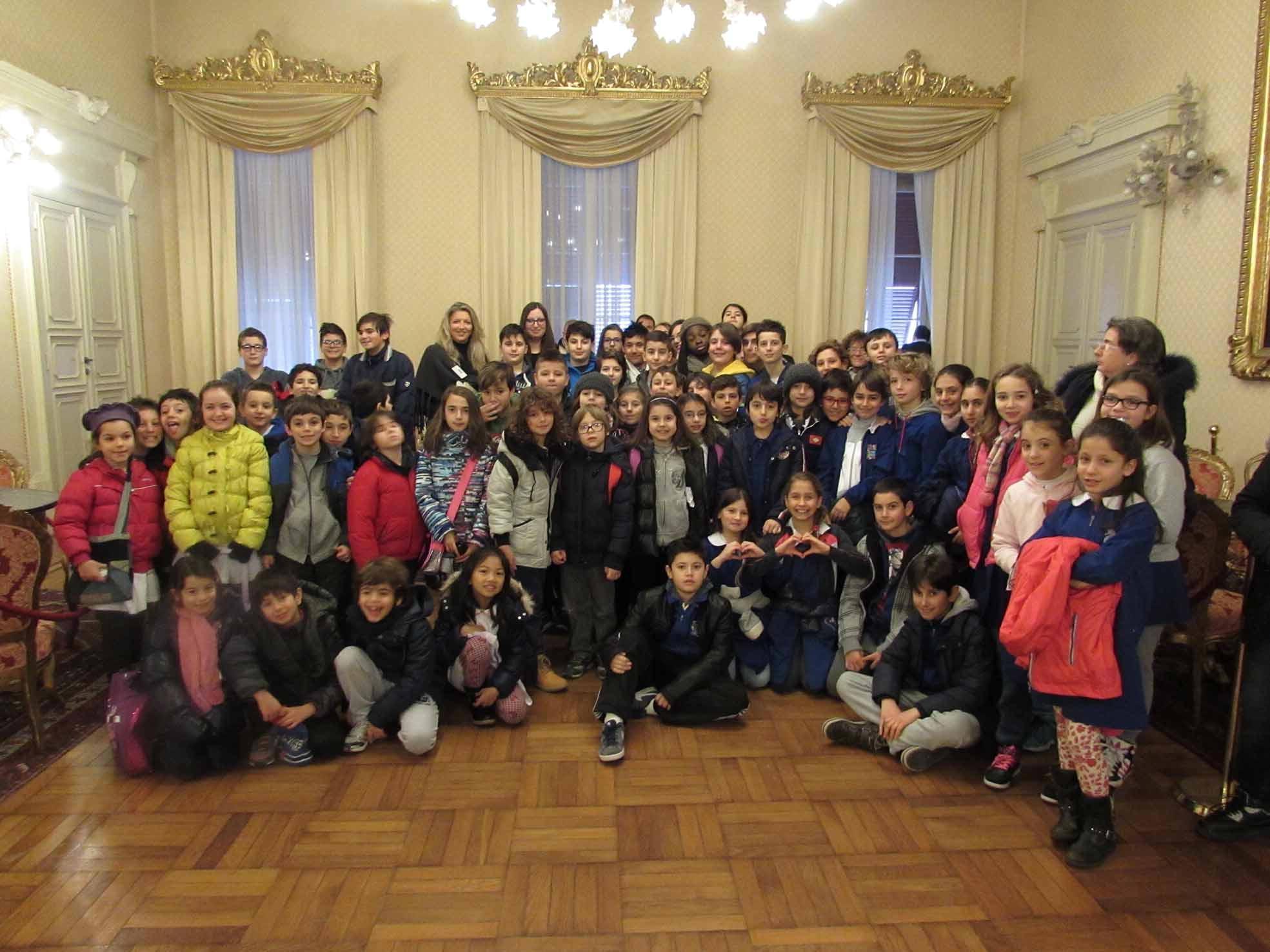 Gli scolari nella sala consiliare del municipio