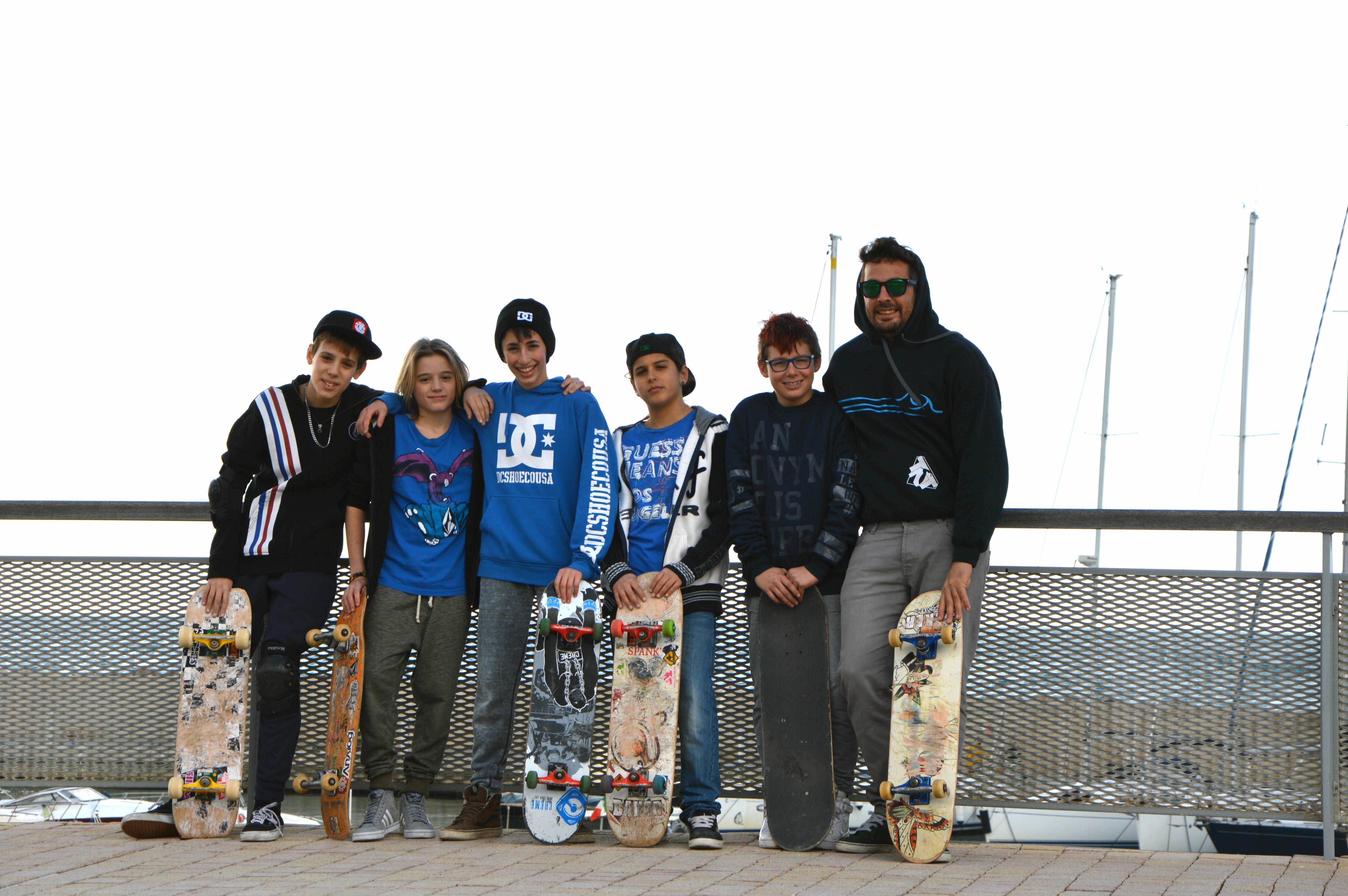 Il gruppo dei giovani skater di San Vincenzo con l’istruttore Michele Zucconi