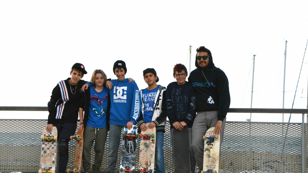 Il gruppo dei giovani skater di San Vincenzo con l’istruttore Michele Zucconi