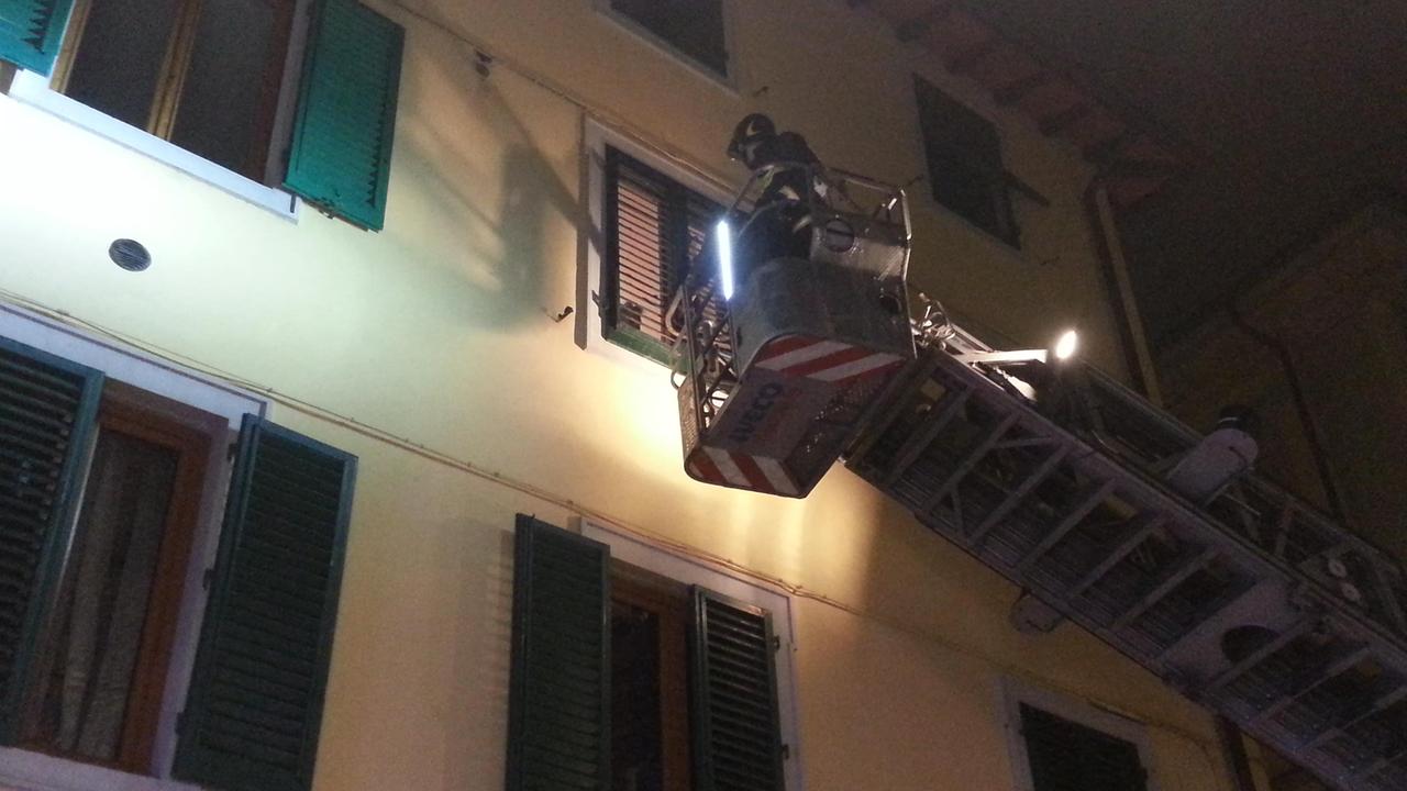 I pompieri raggiungono l'anziana con l'autoscala in via Mazzini