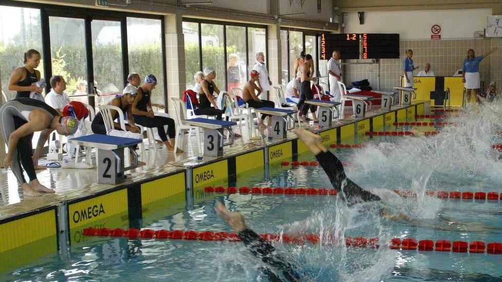 Piscine, in nove rischiano il posto