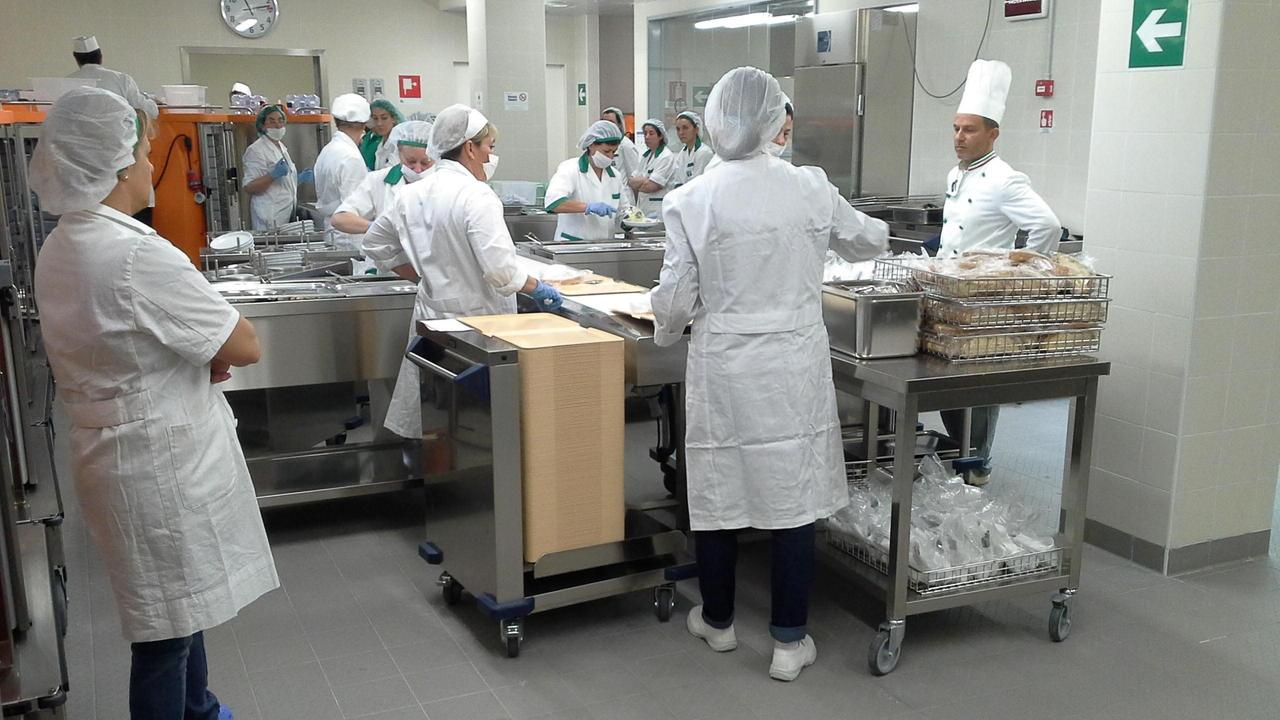 Si preparano i pasti in una mensa (foto di repertorio)