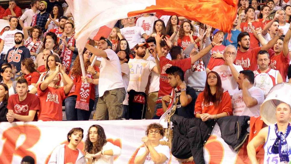 Magro, infortunato, segue il match coi tifosi