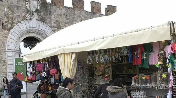 «Le bancarelle devono tornare in piazza Duomo al più presto»