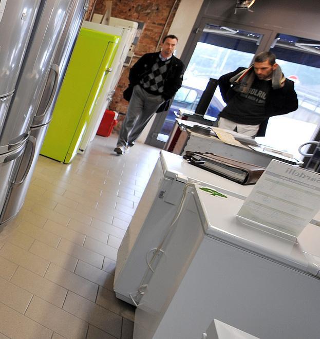 Più acquisti di auto e mobili, in calo gli elettrodomestici 