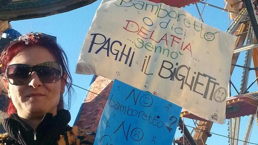 Cartelli di protesta per i bimbi costretti a pagare