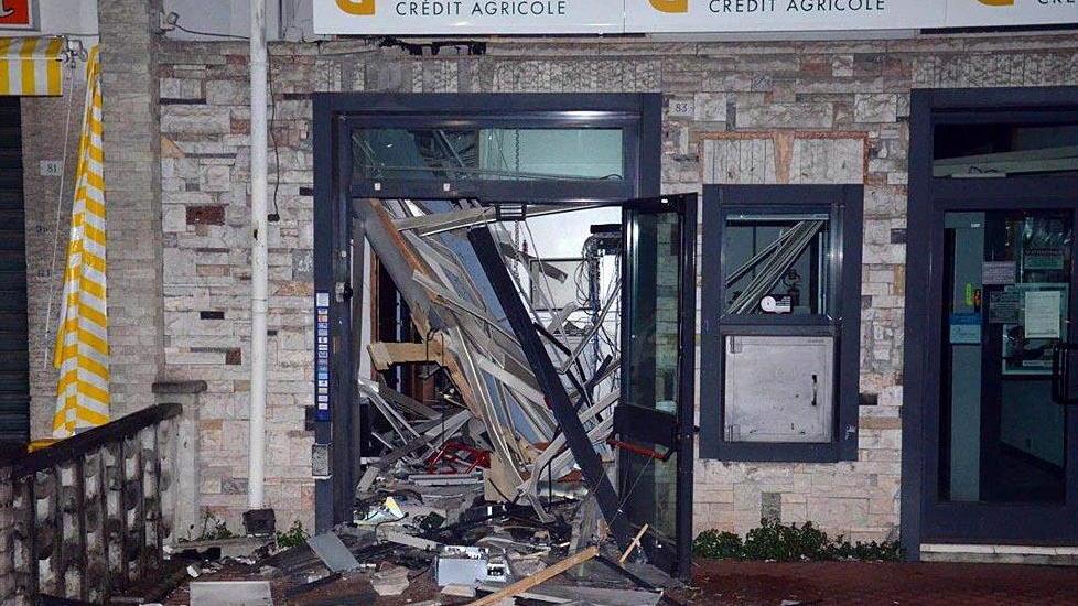 Fanno saltare bancomat Carispe