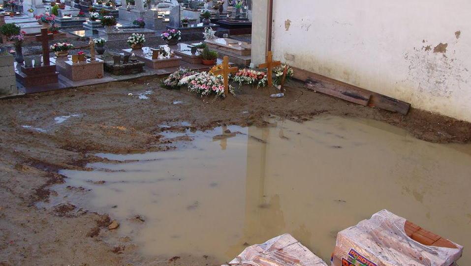 Sepolture in mezzo al fango, proteste per il cimitero allagato 
