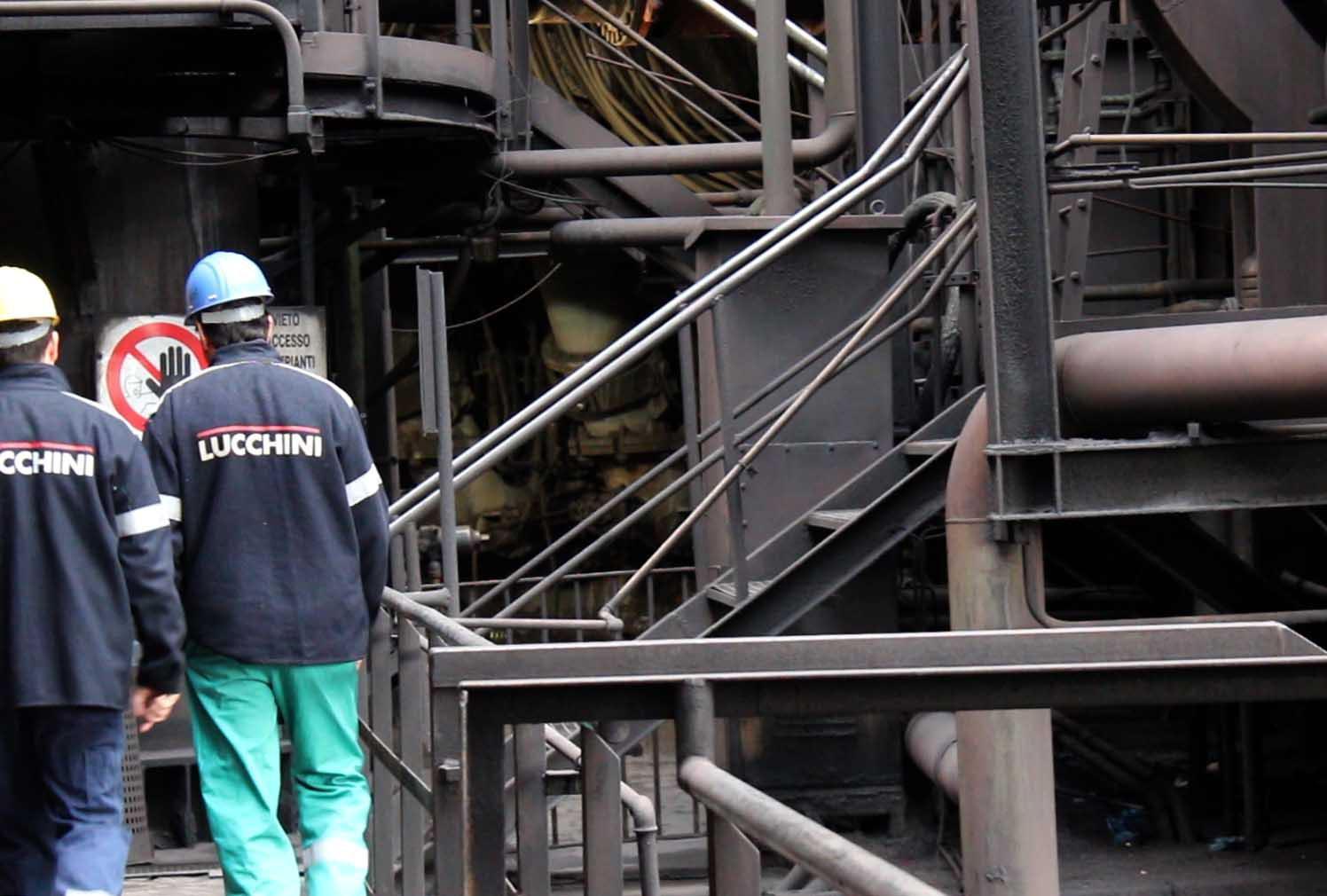 Lavoratori ex Lucchini all'interno dello stabilimento