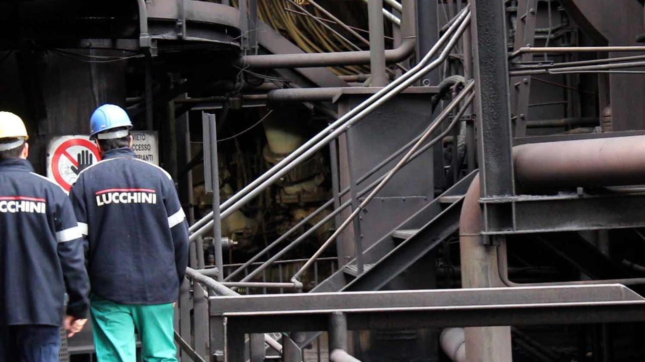 Lavoratori ex Lucchini all'interno dello stabilimento
