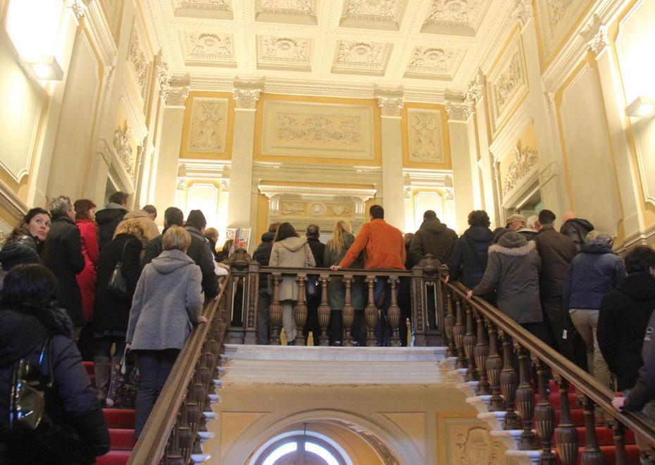 Tutti in fila alla biblioteca labronica (foto Vincenzoni)