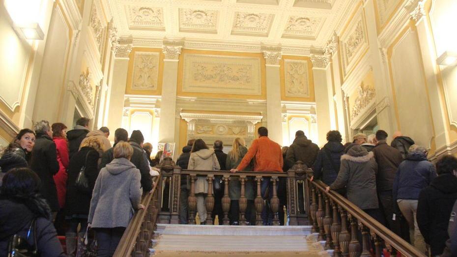 Tutti in fila alla biblioteca labronica (foto Vincenzoni)