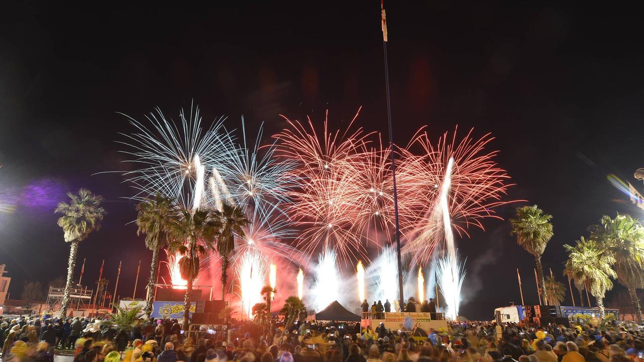 Lo spettacolo dei fuochi d'artificio al termine del primo corso mascherato del 2015