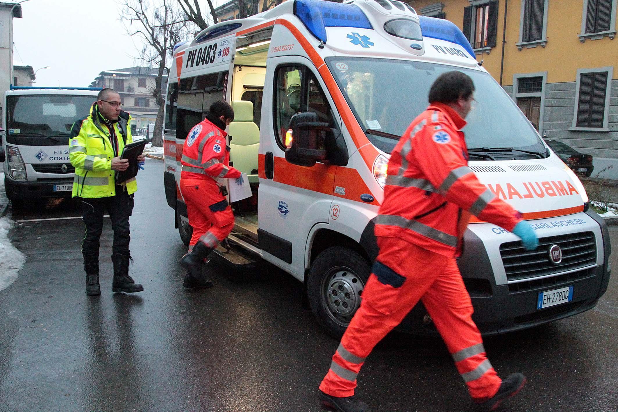 Un'ambulanza in servizio (archivio)