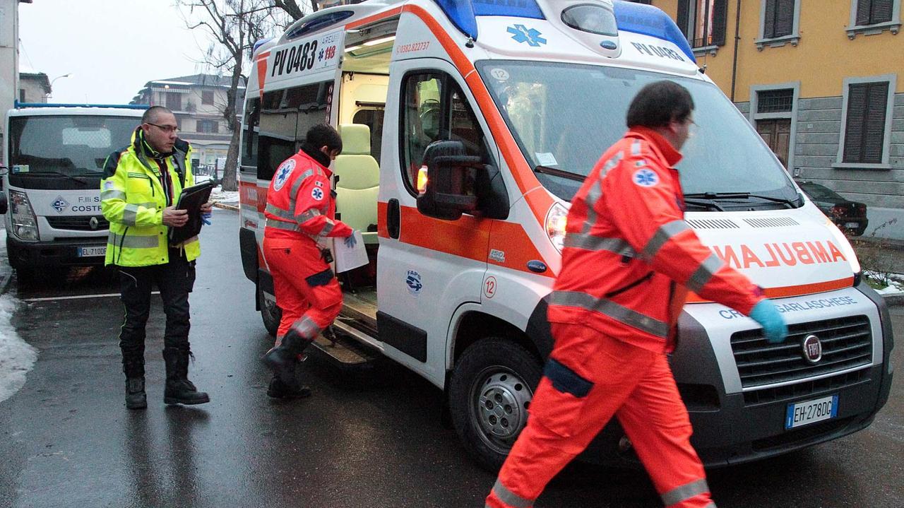 Un'ambulanza in servizio (archivio)