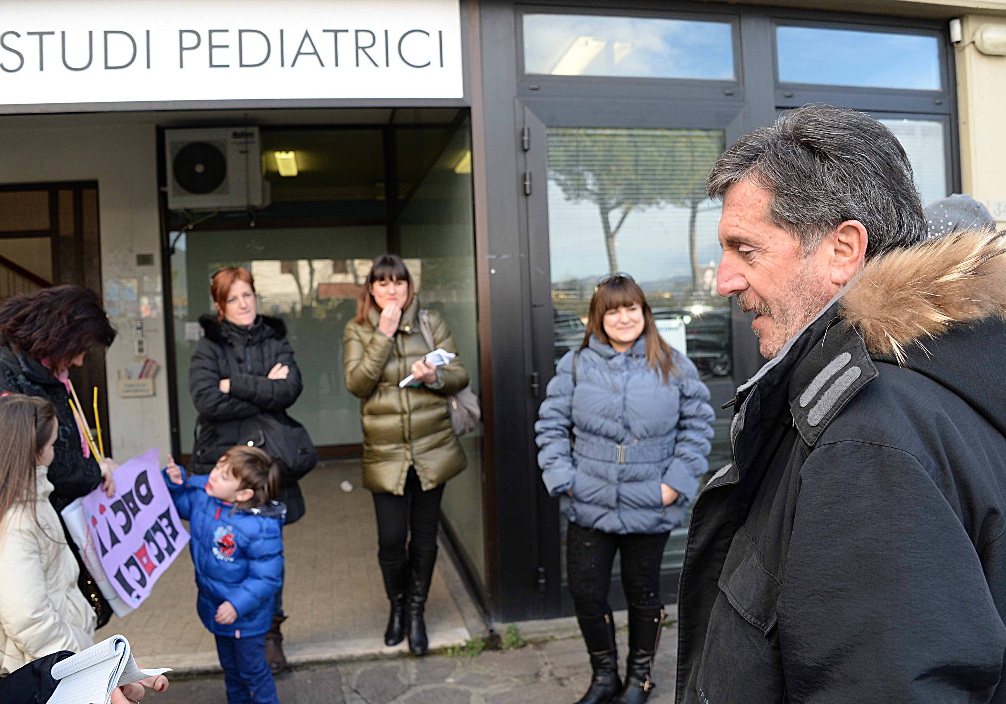 Il dottor Maurizio Petri torna al lavoro nel suo ambulatorio