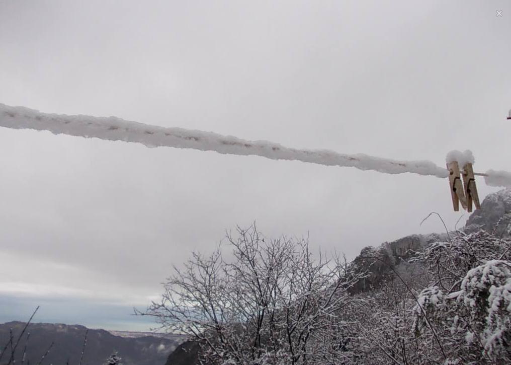 Le colline di Camaiore imbiancate dalla neve