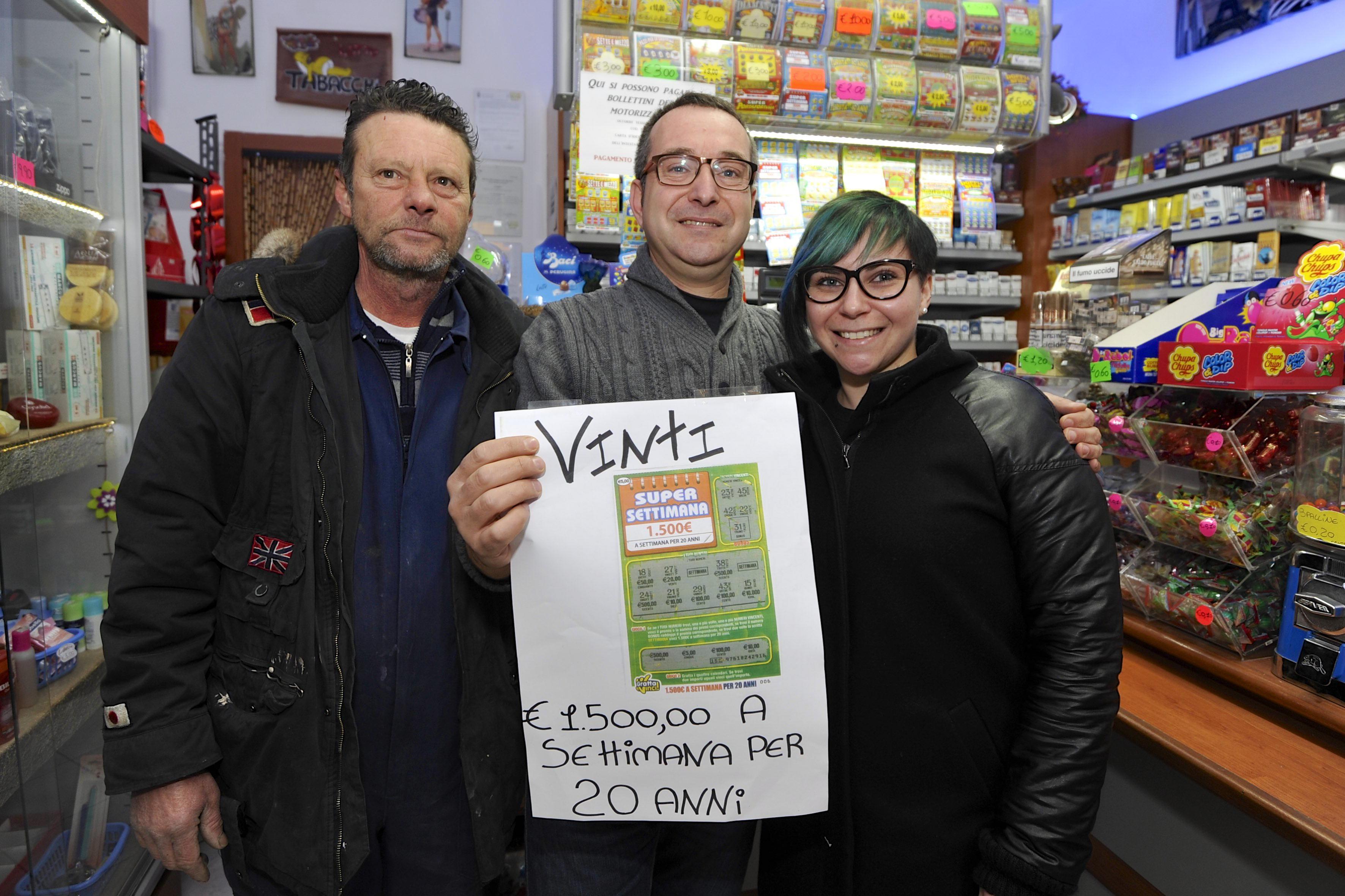 I titolari della Tabaccheria Detti esultano per la maxivincita (foto Agenzia Bf)