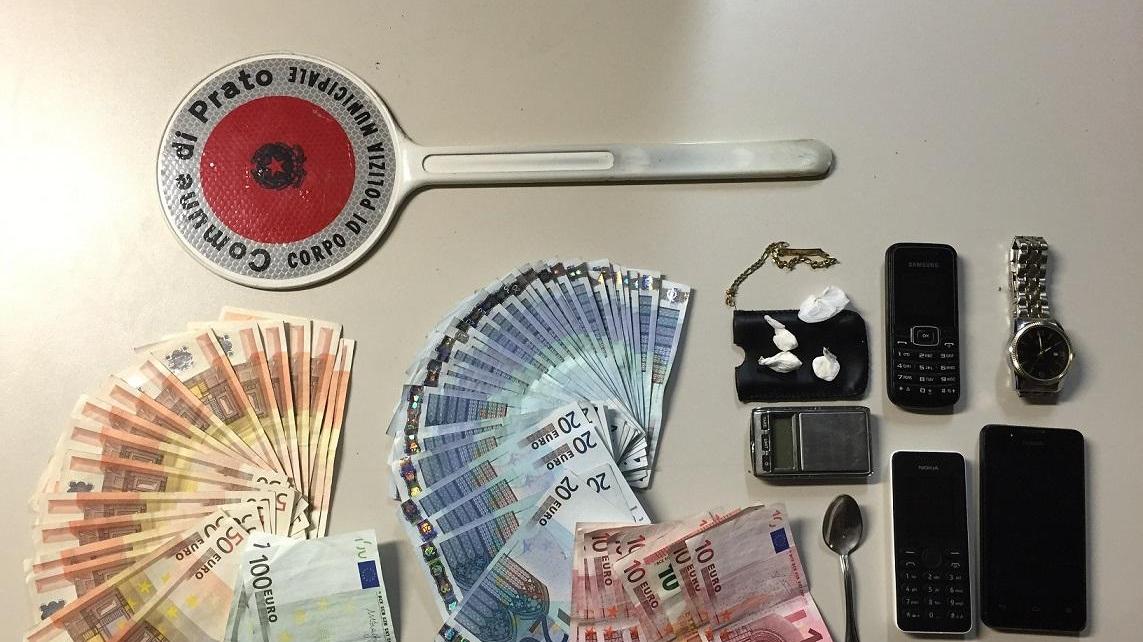 Il denaro e i cellulari sequestrati dalla Polizia municipale