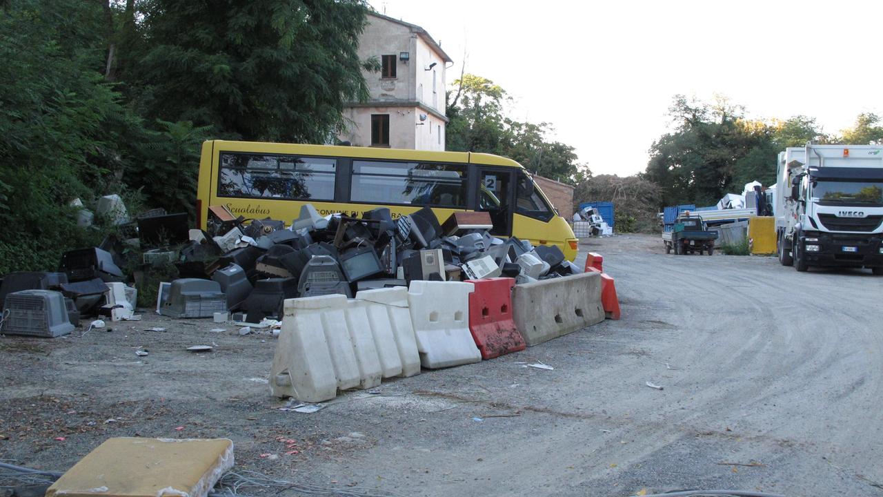 I rifiuti nell'isola ecologica di Volterra