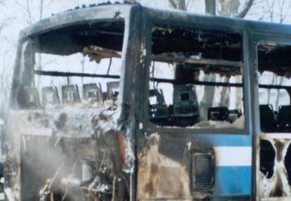Corriera distrutta dalle fiamme 