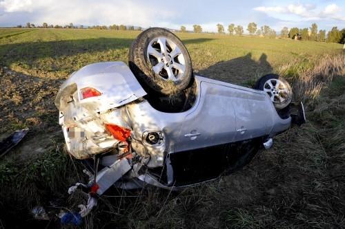 L'auto finita fuori strada e rimasta nel campo per quasi tre giorni (foto Agenzia Bf)