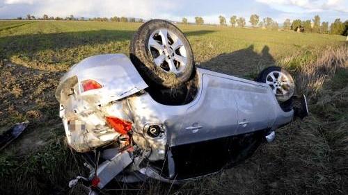 L'auto finita fuori strada e rimasta nel campo per quasi tre giorni (foto Agenzia Bf)