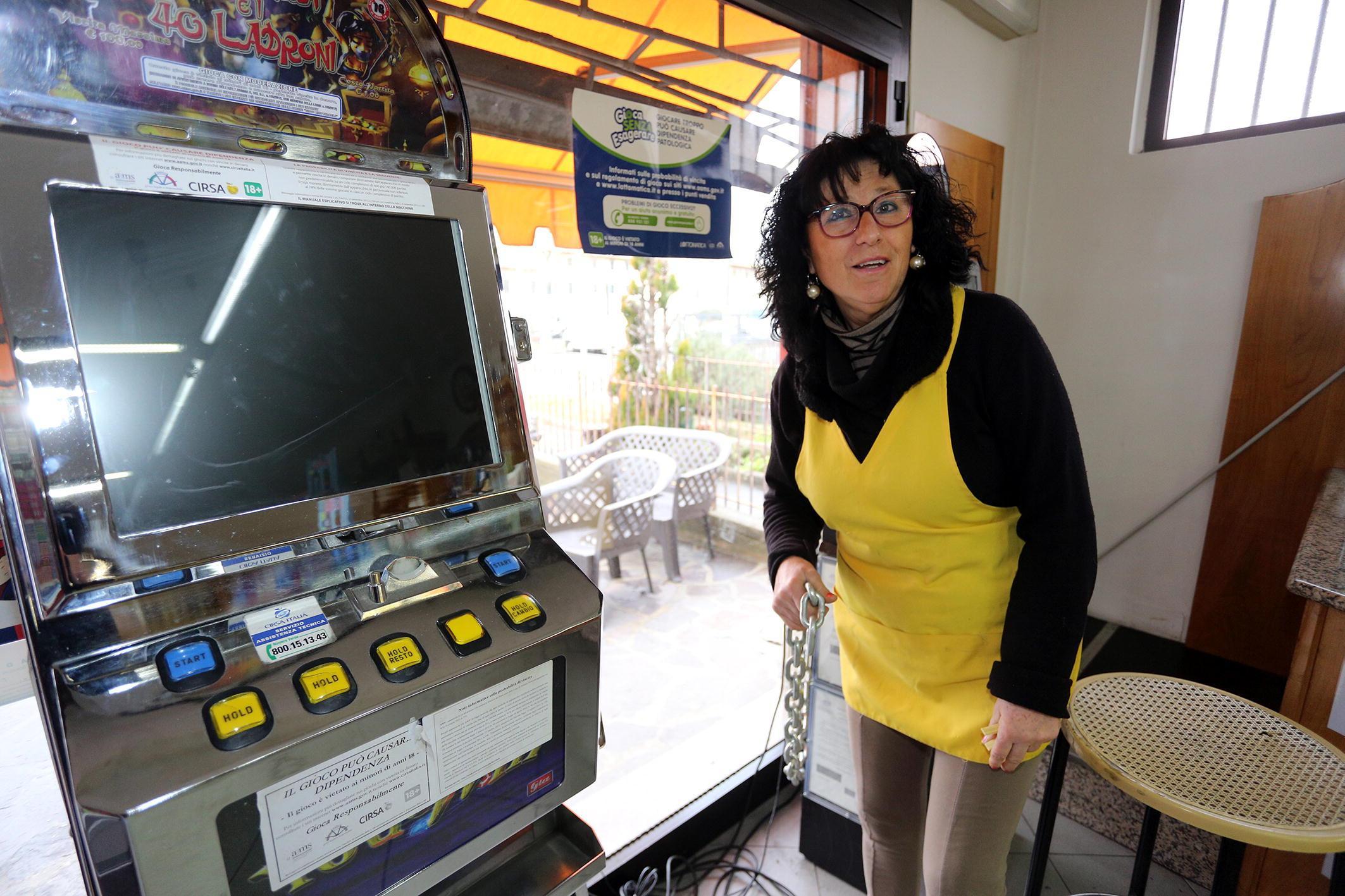 La proprietaria del locale a Petrazzi