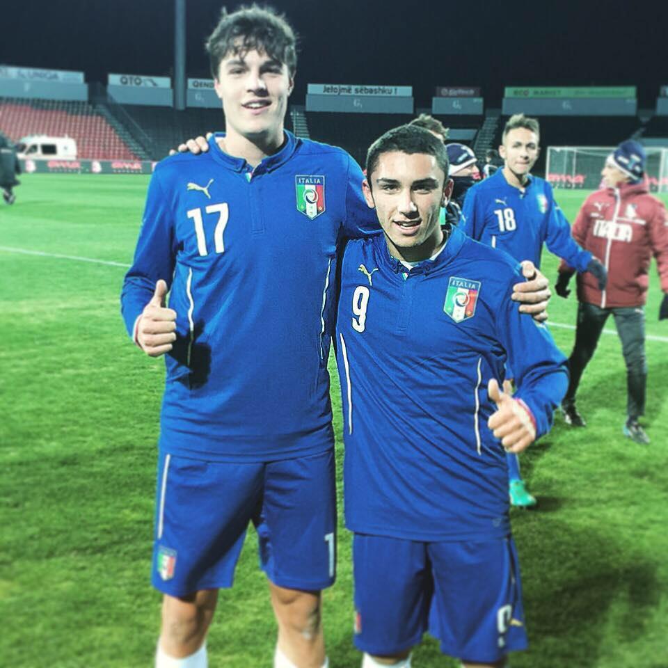 Il giovane Andrea Favilli  (a sinistra) con la maglia della nazionale azzurra Under 18