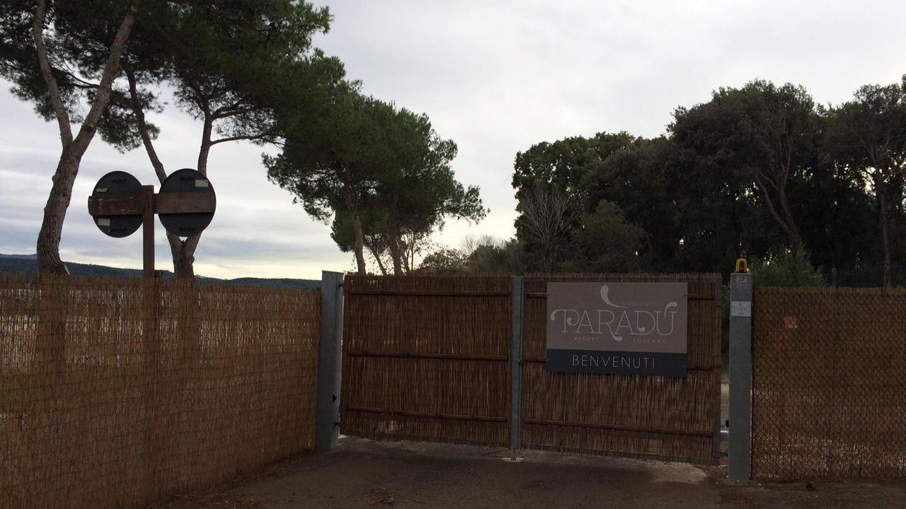 L'ingresso del villaggio Paradù, ancora sotto sequestro