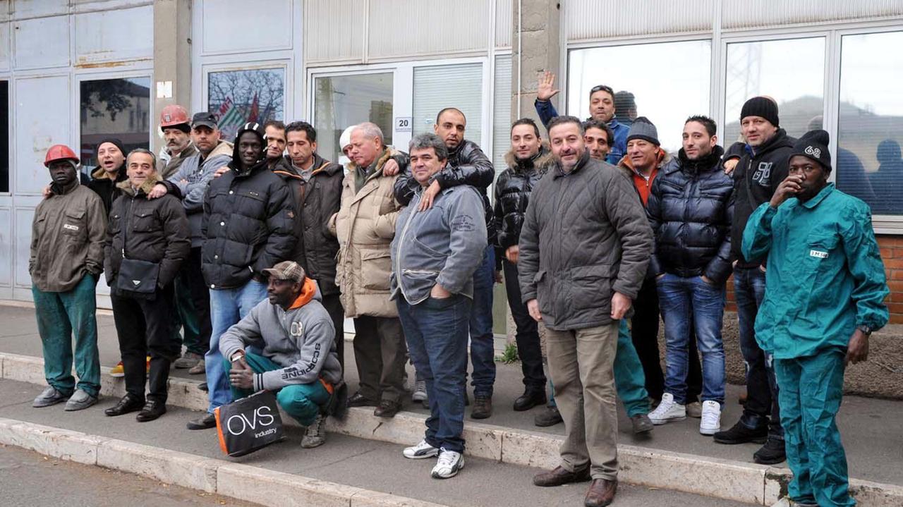 Un gruppo di lavoratori 3 Emme durante una manifestazione davanti alla Lucchini