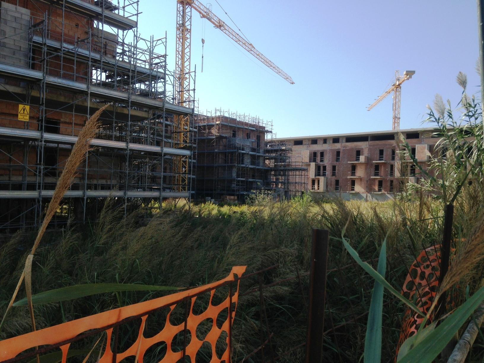 Il cantiere per le case di edilizia economica alla Saracina