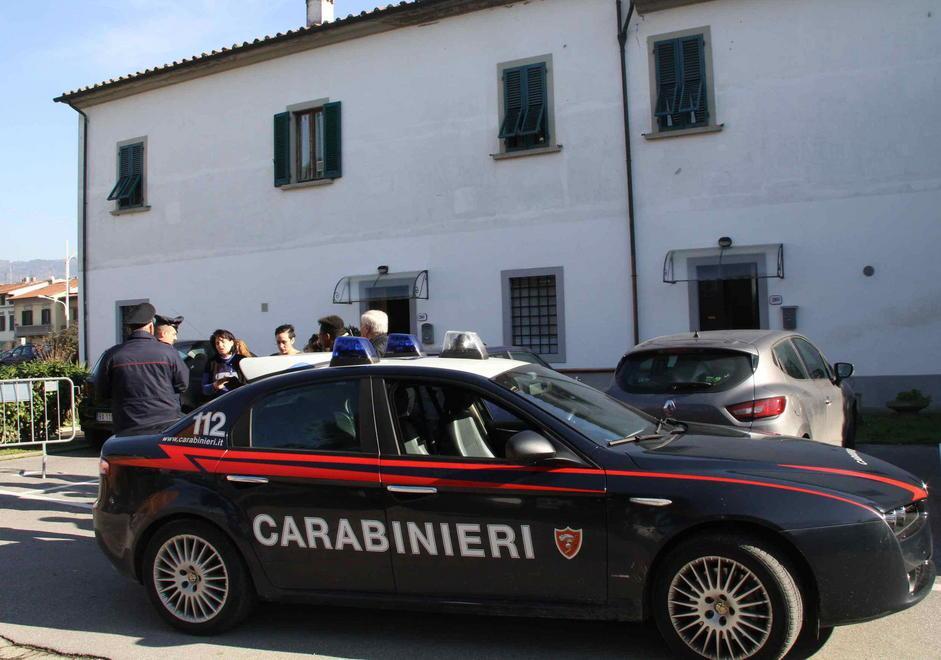 Litigano per il parcheggio, ragazza schiaffeggiata