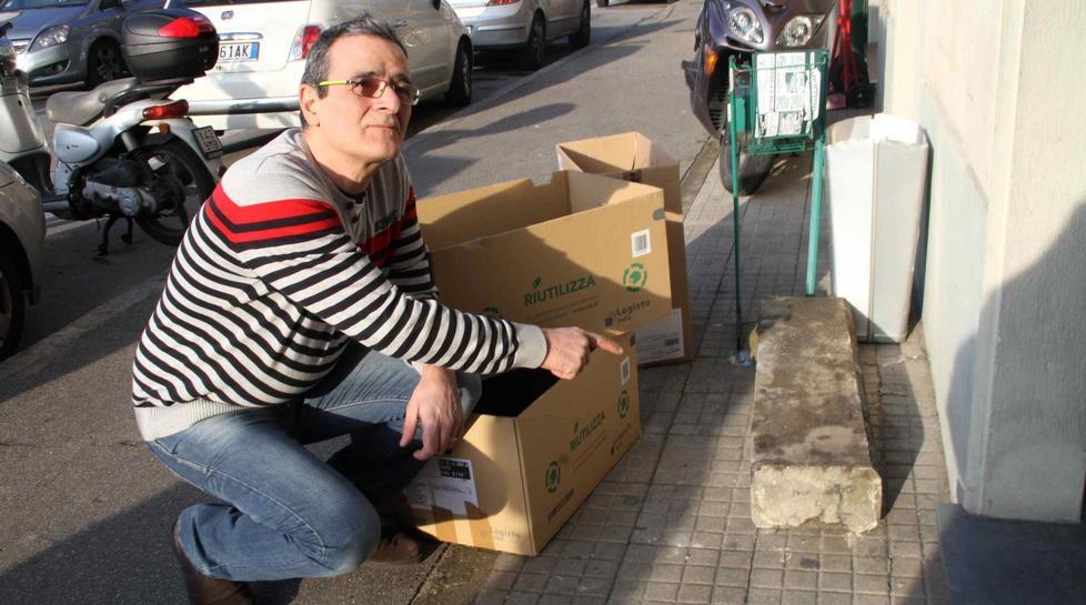 Sfondano la vetrina e fanno razzia nella tabaccheria