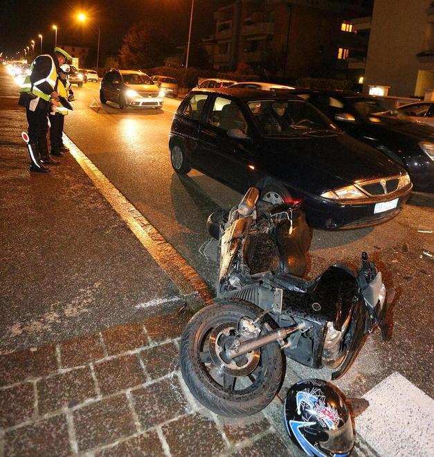 Scontro in via Sanzio, un ferito