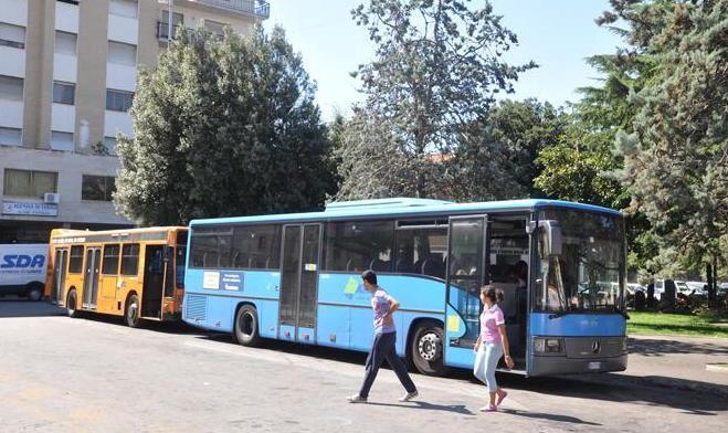 Litigio a bordo del bus tra passeggero e autista