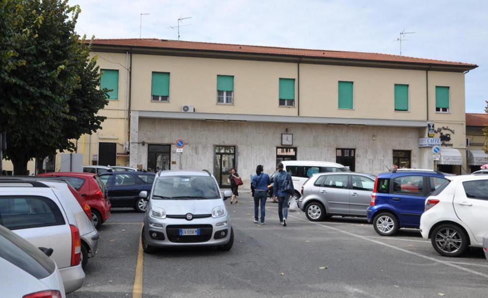 Carta e sigaretta per appiccare il fuoco