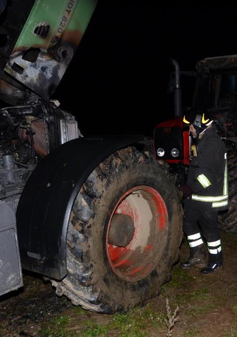 Trattori incendiati Danni per 400.000 euro 