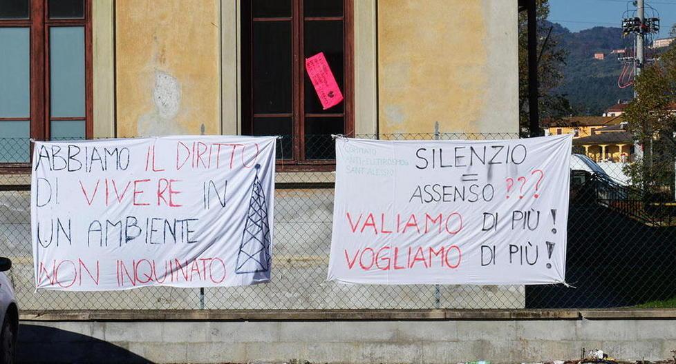 Striscioni e lenzuola contro l’antenna Telecom 