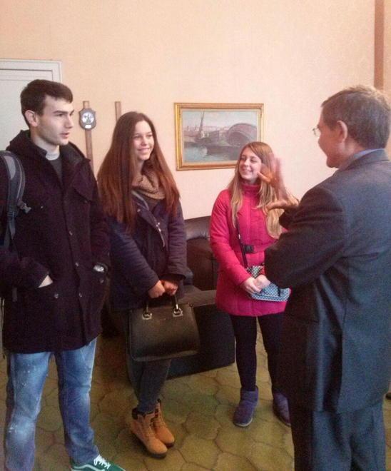 Ragazzi a scuola di polizia scientifica 