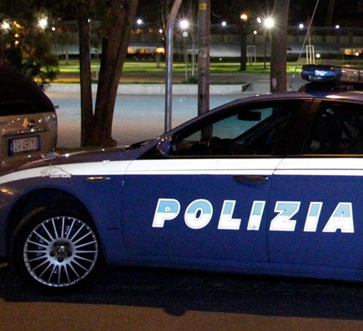 I ladri entrano dalla finestra sul retro e rubano alcune medaglie d’oro e preziosi