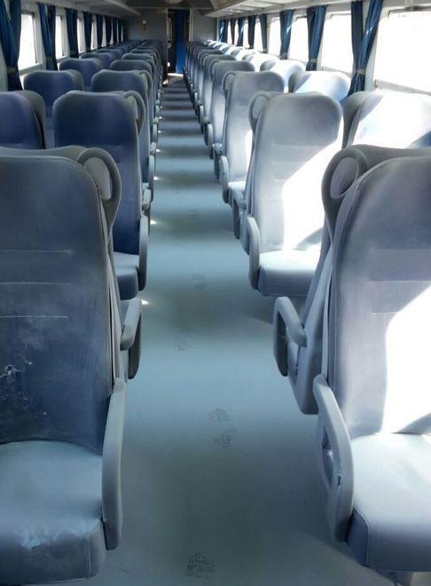 Con gli estintori rovinano un treno 