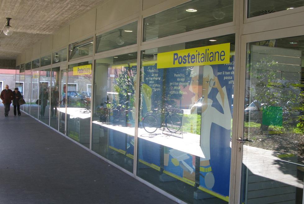 Lanciano tombino contro le Poste ma il furto fallisce