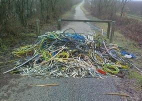  Tubi gettati sulla pista ciclabile