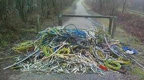 Tubi gettati sulla pista ciclabile