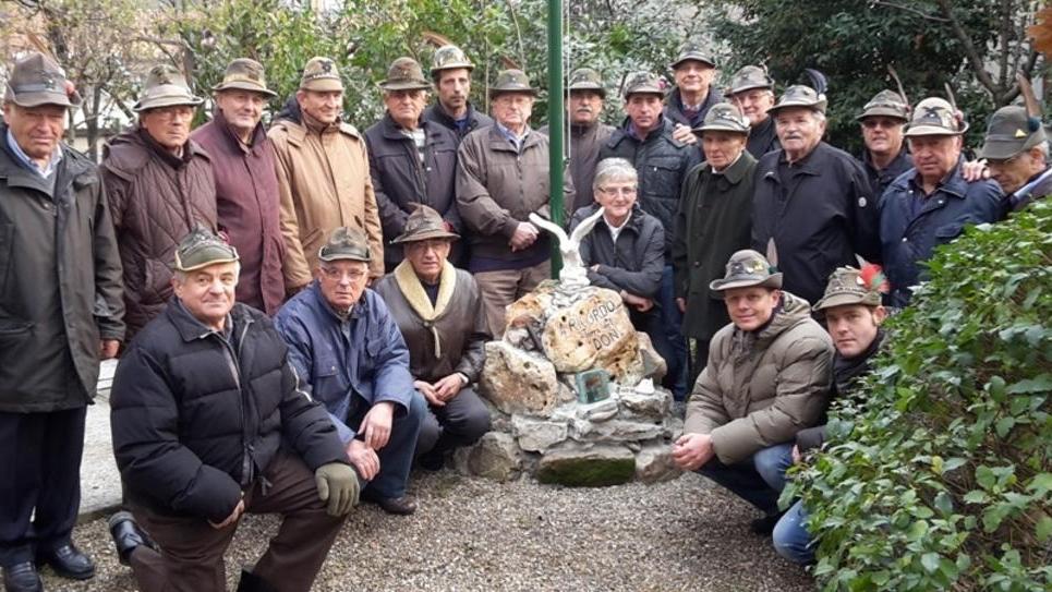 Inaugurato un piccolo cippo per gli alpini di Florina Rossi