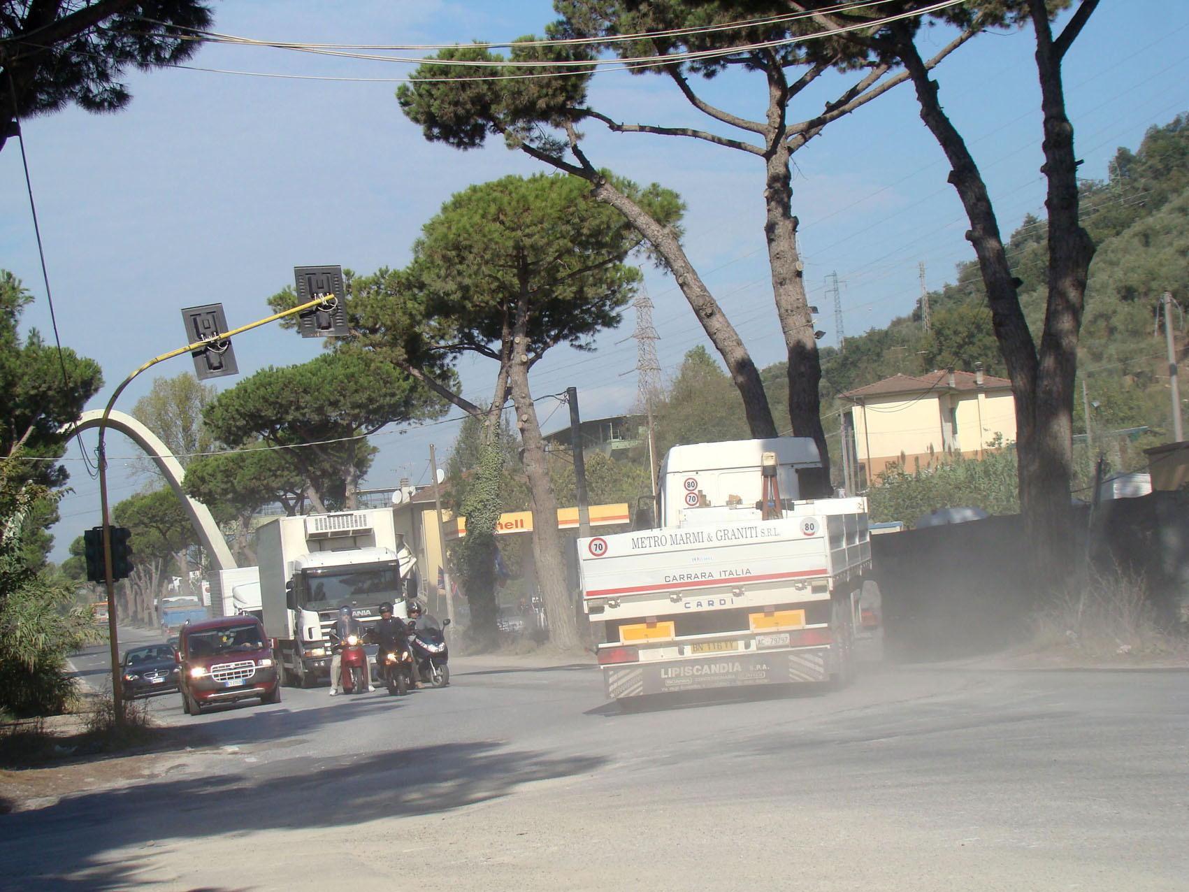 L'incrocio tra via Dorsale e via Marchetti a Massa