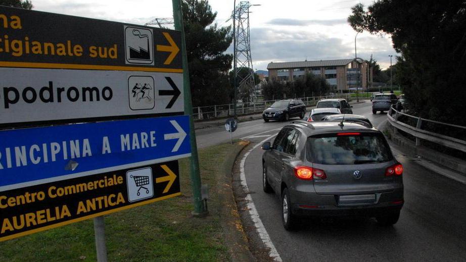 L'area artigianale e commerciale di via Aurelia Antica (foto Agenzia Bf)